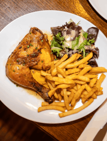 Poulets Savoureux, Frites croustillantes, salade fraîche - Relais Madeleine
