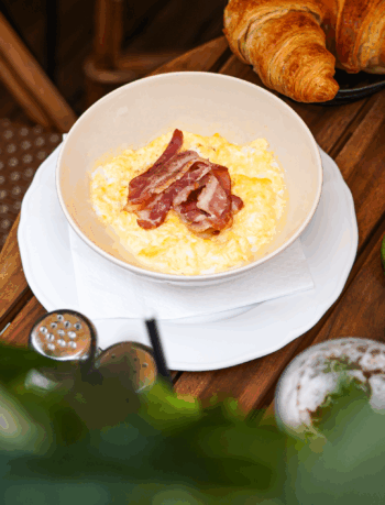 Oeufs brouillés bacon - Relais Madeleine