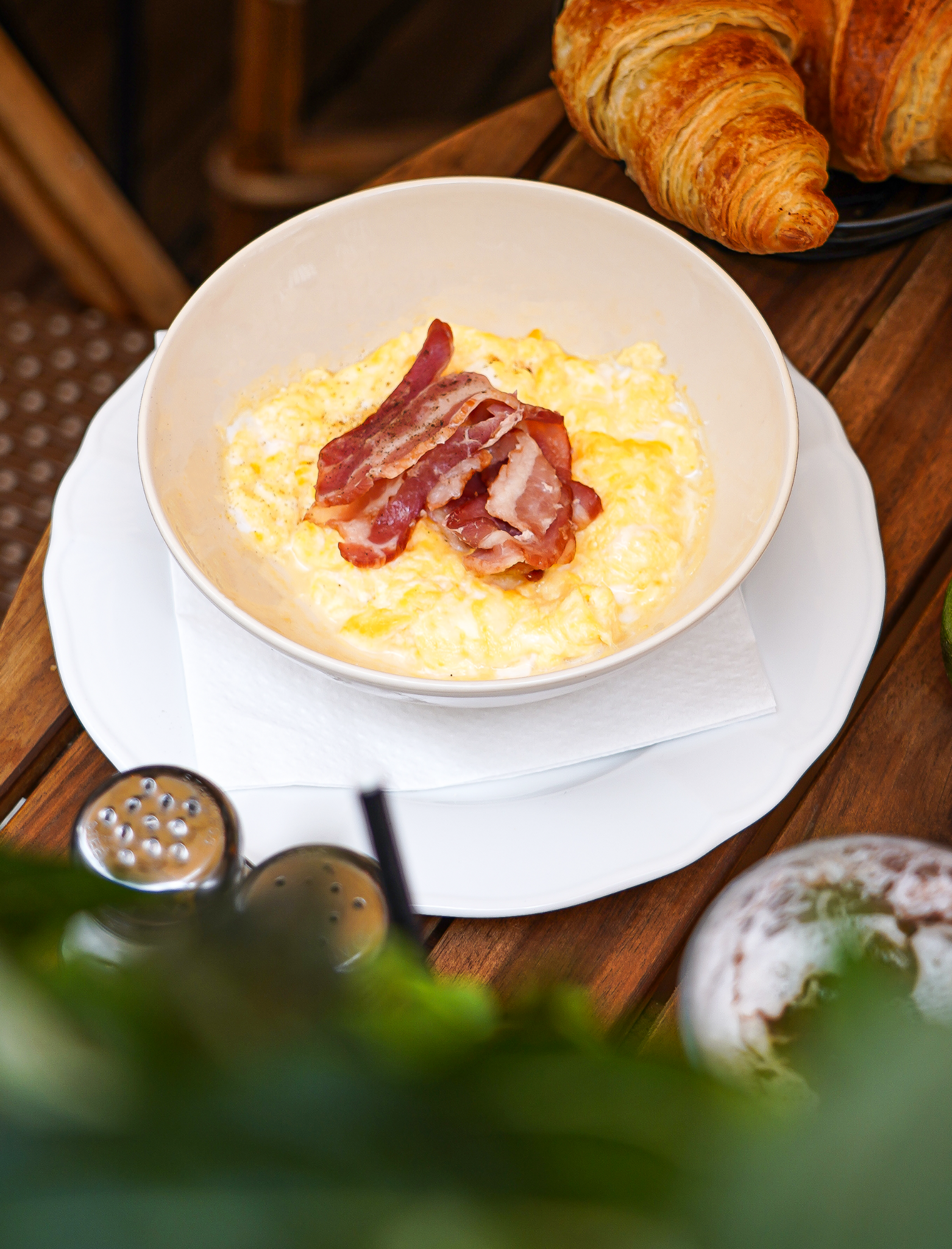 Oeufs brouillés bacon - Relais Madeleine